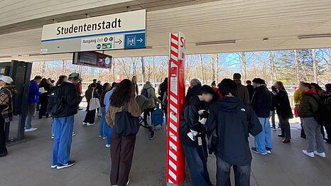 Zahlreiche Fahrg&auml;ste warten an der Haltestelle Studentenstadt auf einen der wenigen Pendelz&uuml;ge.