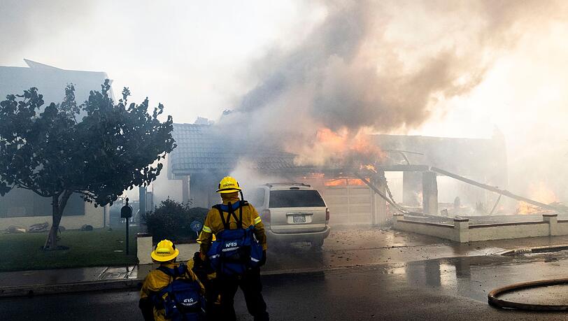 Die Flammen haben mehrere Häuser zerstört oder beschädigt. Die Flammen haben mehrere Häuser zerstört oder beschädigt.