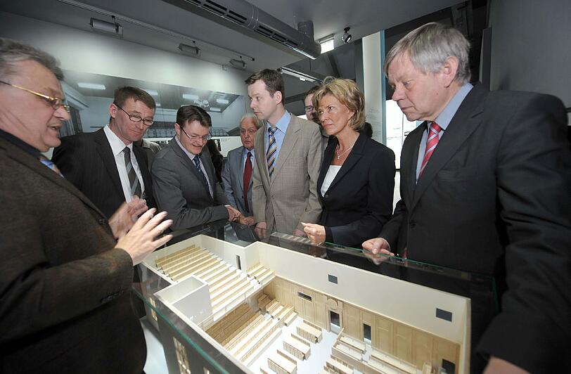 Setzen sich fürs Nürnberger Welterbe ein: Memoriums-Chef Hans-Christian Täubrich, Museums-Direktor Matthias Henkel, Abgeordneter Michael Frieser, Ex-Minister Oscar Schneider, die Bundestagsabgeordneten Thomas Silberhorn und Dagmar Wöhrl sowie Landtagsmitglied Karl Freller (von links).