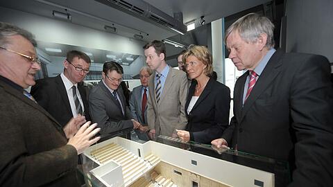 Setzen sich fürs Nürnberger Welterbe ein: Memoriums-Chef Hans-Christian Täubrich, Museums-Direktor Matthias Henkel, Abgeordneter Michael Frieser, Ex-Minister Oscar Schneider, die Bundestagsabgeordneten Thomas Silberhorn und Dagmar Wöhrl sowie Landtagsmitglied Karl Freller (von links).