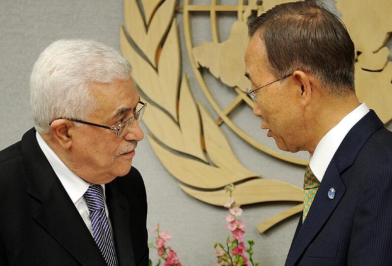 Der erste Schritt auf dem Weg zur Vollmitgliedschaft in den Vereinten Nationen: Mahmud Abbas (l.) übergibt Generalsekretär Ban Ki-Moon den Aufnahmeantrag Palästinas.