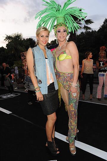 Verena Kerth (li.) mit Gogo-Girl.