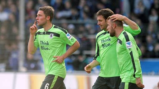 Siegtorschütze in Bielefeld: Dominik Stahl (l) hält nach seinem Treffer zum 1:0 den Finger vor den Mund. Rechts freuen sich die beiden Münchener Moritz Volz und Daniel Adlung (r). Siegtorschütze in Bielefeld: Dominik Stahl (l) hält nach seinem Treffer zum 1:0 den Finger vor den Mund. Rechts freuen sich die beiden Münchener Moritz Volz und Daniel Adlung (r).