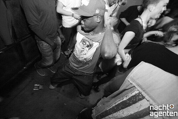 Musikalisch ganz anders der Abend im Crux. Beim "Ghettogether" gab's feinsten Hio-Hop und R'n'B. Mehr Bilder unter: href="http://www.nachtagenten.de/event/19.04.2014/crux/ghettogether.302675.html