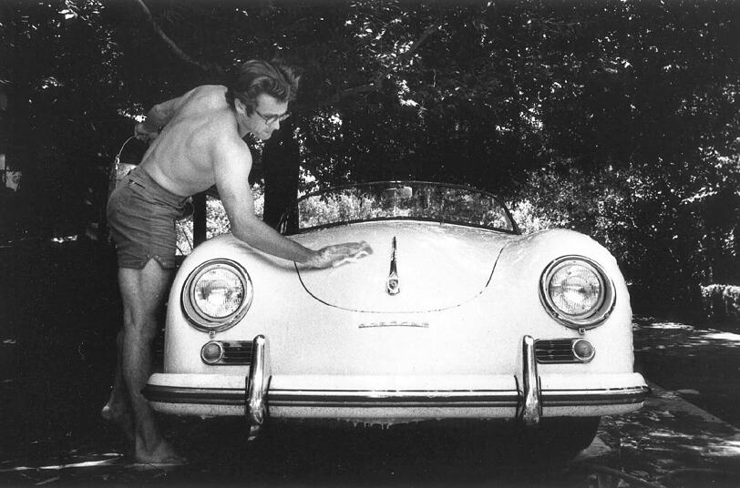 James Dean putzt seinen Porsche.