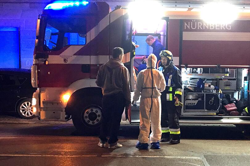 Die Feuerwehr fand in einem Bordell in Nürnberg eine tote Frau - die Bilder vom Einsatz.