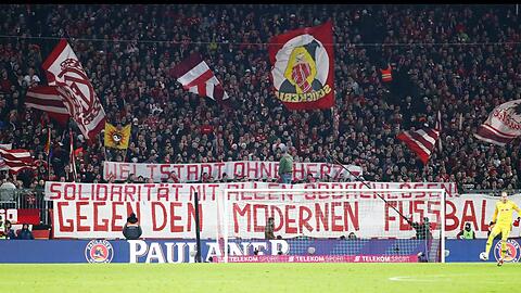 Mit einer Choreografie haben die FC-Bayern-Fans am Donnerstag gegen die Räumung der Obdachlosen unter den Isarbrücken durch die Stadt München protestiert.