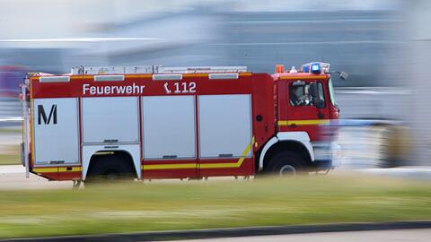 Die Flughafenfeuerwehr wurde am Montagmorgen zu einem Einsatz auf der südlichen Landebahn gerufen. (Symbolfoto)