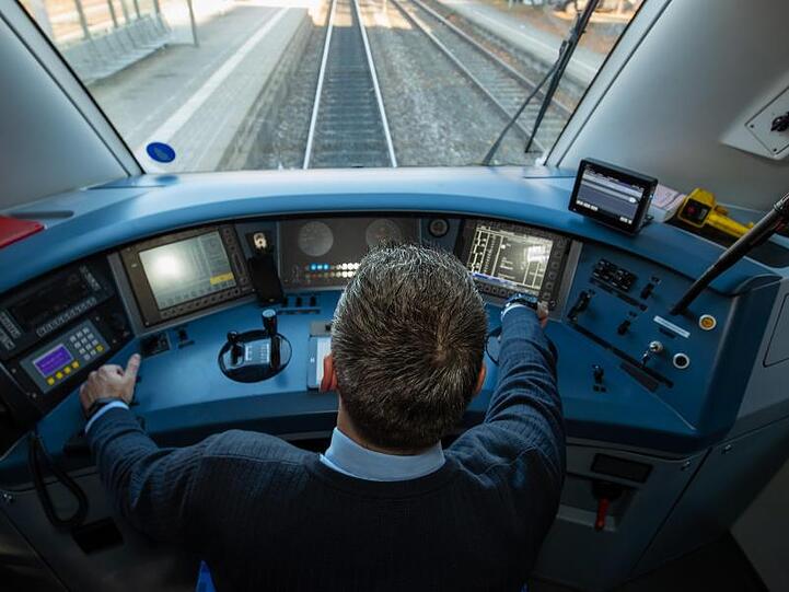 Ein Lokführer im Führerstand eines Diesel-Triebwagens der Deutschen Bahn.