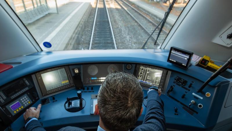 Ein Lokführer im Führerstand eines Diesel-Triebwagens der Deutschen Bahn. Ein Lokführer im Führerstand eines Diesel-Triebwagens der Deutschen Bahn.