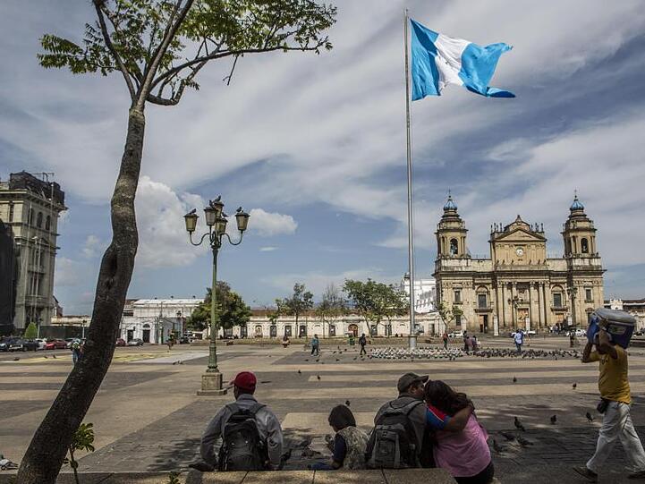 Straßenszene in Guatemala City. Die USA und Guatemala haben ein Abkommen unterzeichnet, mit dem die Migration an der US-Südgrenze begrenzt werden soll.