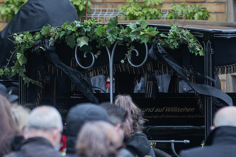 Trauerfeier für Willi Herren: Der Sarg mit der Aufschrift "und auf Willisehen" mit den sterblichen Überresten des TV-Stars wird mit einer Kutsche zum Grab auf dem Melaten Friedhof gefahren.