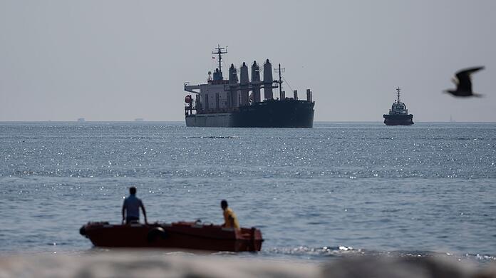 Ein mit Getreide beladene Frachtschiff auf dem Marmarameer bei Istanbul (Symbolbild).