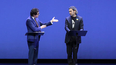 Serge Dorny (links) mit Vladimir Jurowski, dem Generalmusikdirektor der Bayerischen Staatsoper bei der Vorstellung der neuen Saison im Nationaltheater.