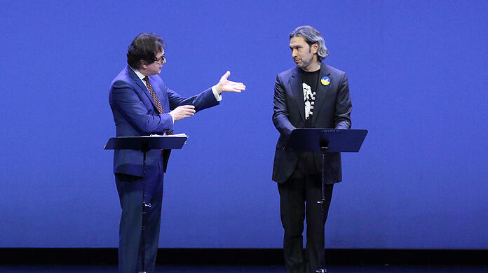 Serge Dorny (links) mit Vladimir Jurowski, dem Generalmusikdirektor der Bayerischen Staatsoper bei der Vorstellung der neuen Saison im Nationaltheater.