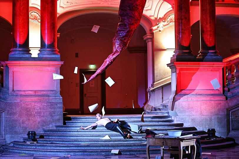 "In the Penal Colony" im Lichthof des Justizpalasts