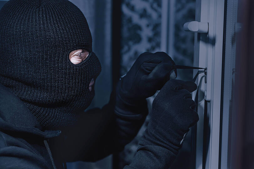 Türen sollte man zum Schutz vor Einbrechern nicht nur ins Schloss ziehen, sondern auch absperren. Türen sollte man zum Schutz vor Einbrechern nicht nur ins Schloss ziehen, sondern auch absperren.