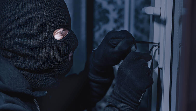 Türen sollte man zum Schutz vor Einbrechern nicht nur ins Schloss ziehen, sondern auch absperren. Türen sollte man zum Schutz vor Einbrechern nicht nur ins Schloss ziehen, sondern auch absperren.