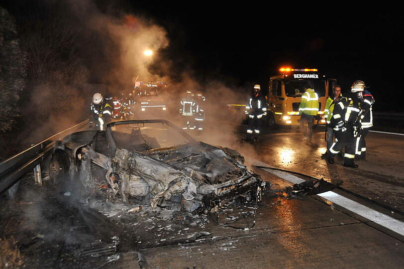 &bdquo;Die haben wahnsinniges Glück gehabt. Ihr Porsche war mit mindesten Tempo 150 Kilometern pro Stunde unterwegs&ldquo; - die Bilder vom Horror-Crash auf der A92.