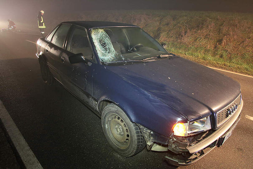 Nach dem tragischen Unfall verstirbt der 27- jährige Fußgänger noch am Unfallsort