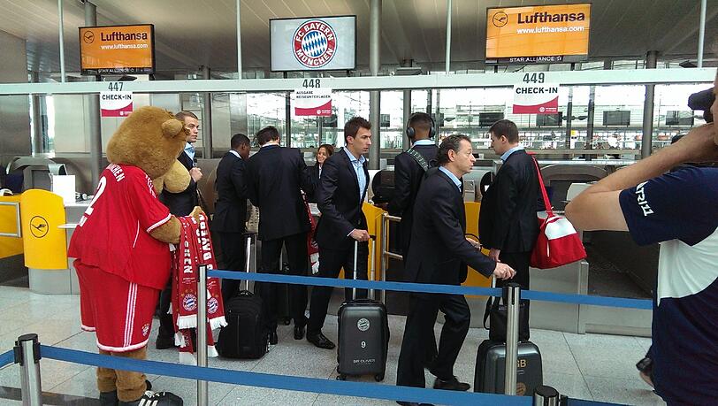 Der FC Bayern vor dem Abflug nach Prag.
