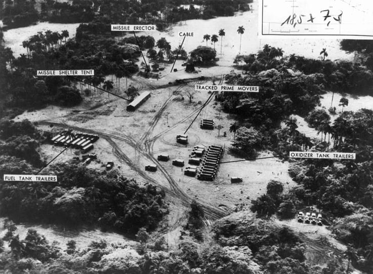 Luftaufnahme von sowjetischen Raketenabschußrampen, Raketentranportern und Tanklagern auf Kuba im Oktober 1962. Die Raketenkrise rückte Kuba 1962 ins Zentrum des Weltgeschehens. Revolutionsführer Fidel Castro hoffte, die USA von einem Angriff auf die Karibikinsel abzuschrecken. Die Einigung mit Kennedy hinter seinem Rücken nahm er Chruschtschow übel.
