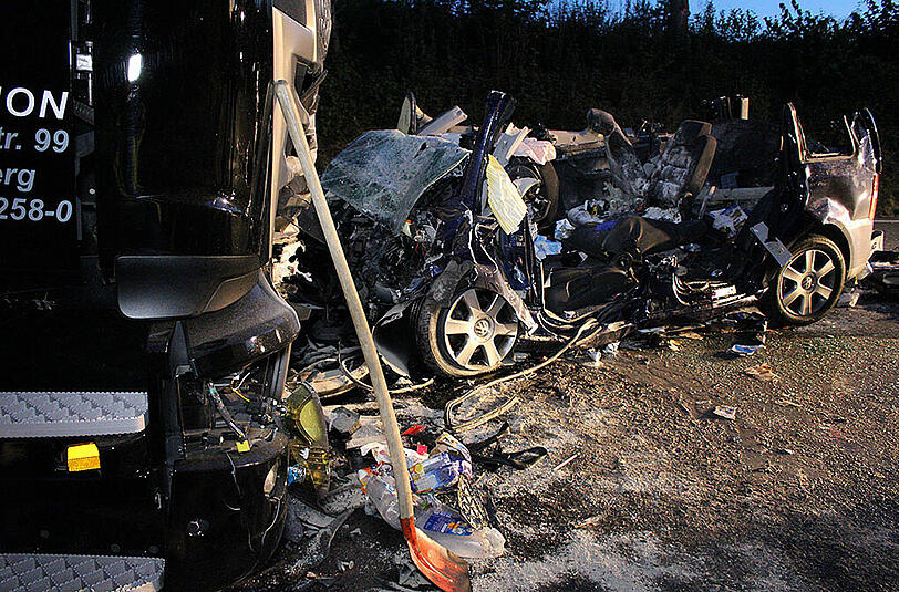 Bei dem Crash wurde der VW Touran komplett zerstört. Die Bilder von der Unfallstelle.