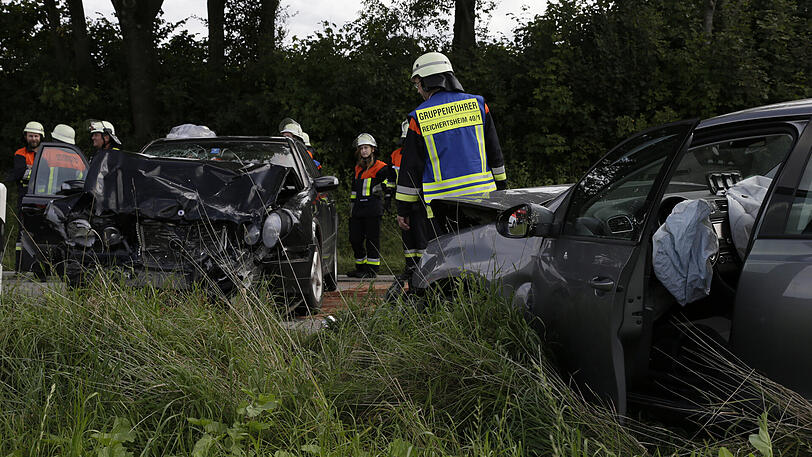 Beide Autos sind stark demoliert - die Front jeweils komplett zerstört. Die Bilder vom Unfall auf der B12.