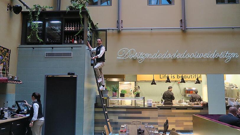 Restaurant-Manager Hakan Daglioglu beim Weinschrank in fast vier Metern Höhe.