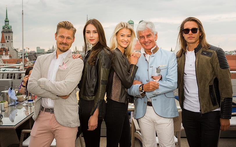 Gregor Teicher (li.) und Frederic Meisner (2.v.r.) mit drei Models in "Manuel Forster"