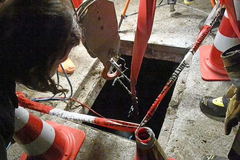 Sechs Stunden lang kämpften zahlreiche Hilfskräfte in Großpienzenau in der Gemeinde Weyarn um die Rettung einer 500 Kilogramm schweren Kuh, die in eine Odelgrube gestürzt war.