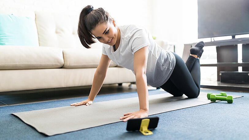Wer wegen der geschlossenen Fitnessstudios trotzdem trainieren will, kann das mit diesen Apps und Videos tun.