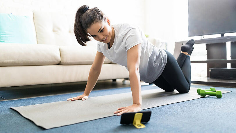 Wer wegen der geschlossenen Fitnessstudios trotzdem trainieren will, kann das mit diesen Apps und Videos tun. Wer wegen der geschlossenen Fitnessstudios trotzdem trainieren will, kann das mit diesen Apps und Videos tun.