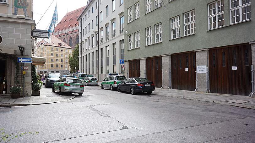Rund ums Polizeipräsidium in der Altstadt sind etliche Dienstfahrzeuge geparkt. (Archivbild)