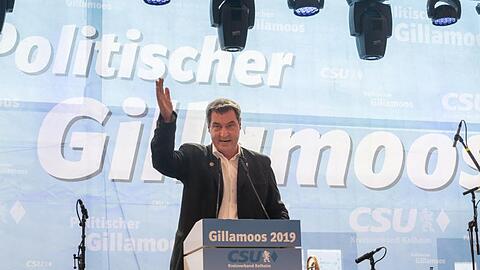 Bayerns Ministerpräsident Söder spricht beim Gillamoos-Volksfest.