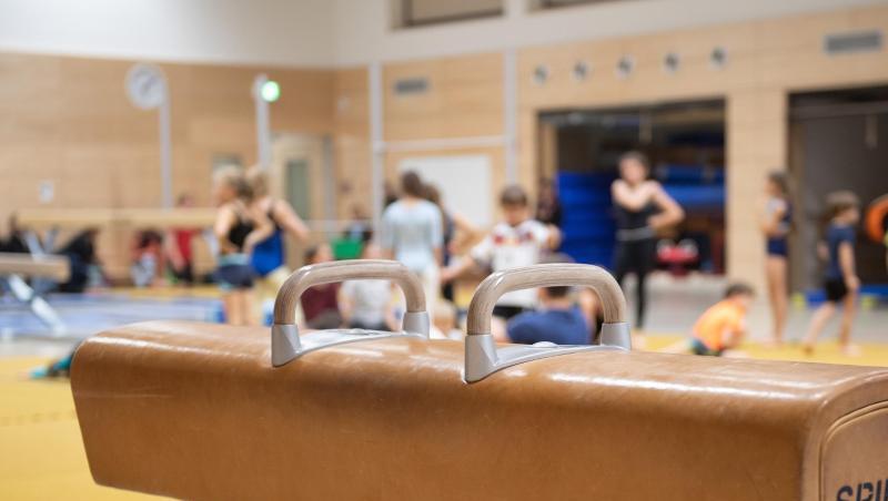In der Turnhalle des Miesbacher Gymnasiums hatten plötzlich mehrere Schüler Reizhusten und Atembeschwerden. (Symbolbild)