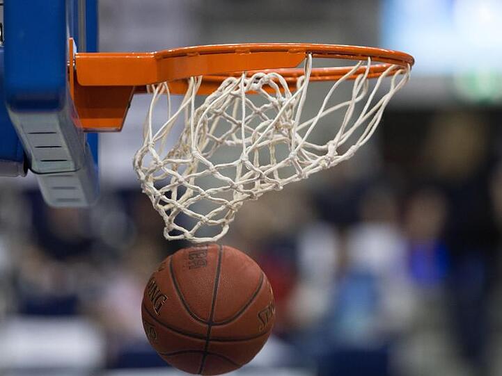 Ein Basketball geht in den Korb. Foto: Lukas Schulze/Archivbild