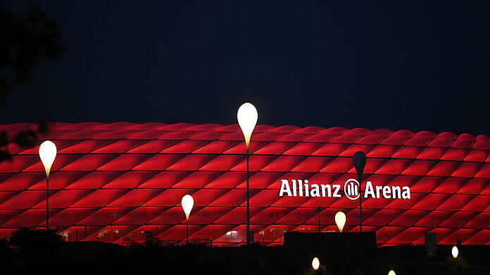 Am Samstag haben Anhänger des FC Bayern am Parkhaus neben der Allianz Arena gegen die Champions-League-Reform protestiert. (Symbolbild)