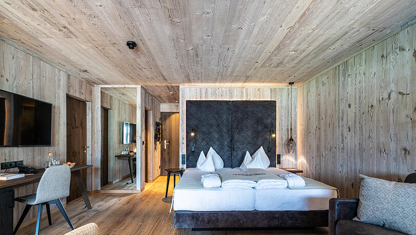 Das Sporthotel Sillian empfängt Sie mit gemütlich-naturverbundenem Wohngefühl in den Zimmern und Suiten im Landhaus-Lifestyle. Das Sporthotel Sillian empfängt Sie mit gemütlich-naturverbundenem Wohngefühl in den Zimmern und Suiten im Landhaus-Lifestyle.