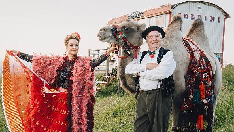 "Zimmer mit Stall: So ein Zirkus": Sophie (Aglaia Szyszkowitz) und Barthl (Friedrich von Thun) bekommen überraschenden Besuch von einem Kamel.