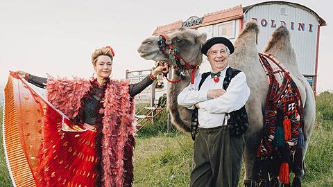 "Zimmer mit Stall: So ein Zirkus": Sophie (Aglaia Szyszkowitz) und Barthl (Friedrich von Thun) bekommen überraschenden Besuch von einem Kamel.