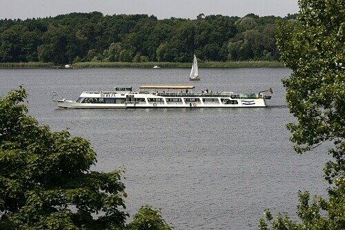 Kein wirkliches Ausflugswetter, aber ein Ausflugsdampfer: am Tegeler See