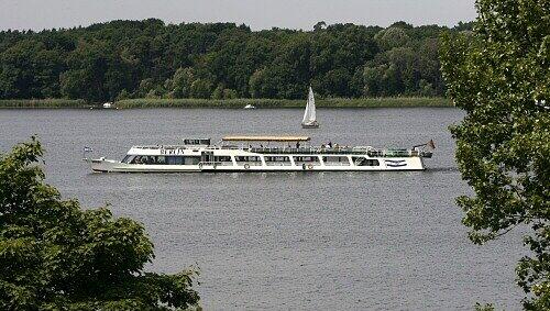 Kein wirkliches Ausflugswetter, aber ein Ausflugsdampfer: am Tegeler See Kein wirkliches Ausflugswetter, aber ein Ausflugsdampfer: am Tegeler See