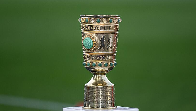 Der Pokal steht vor dem Spiel im Stadion.