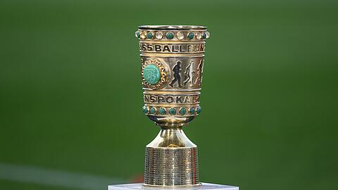 Der Pokal steht vor dem Spiel im Stadion.
