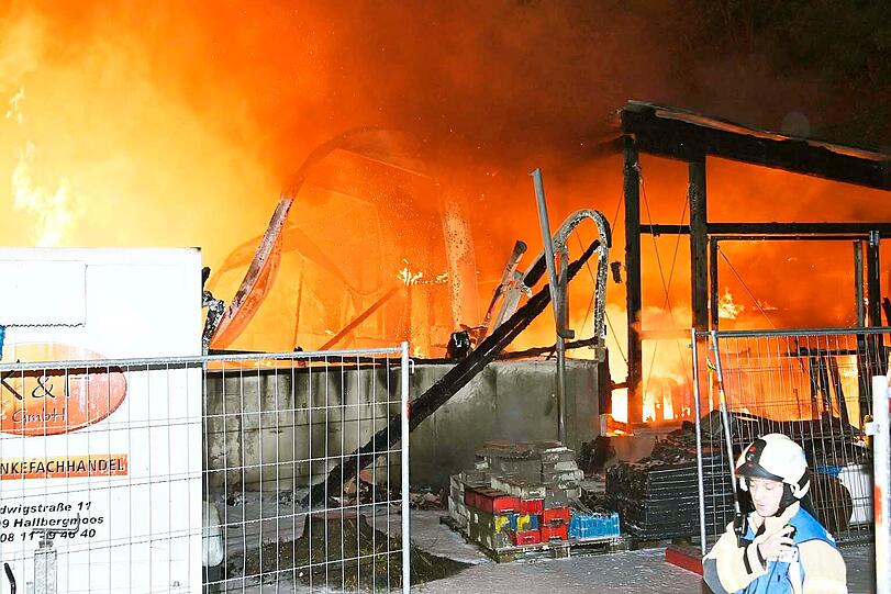 Insgesamt waren über 150 Einsatzkräfte vor Ort.  Am Ende stürzte die Holzhalle vollständig ein.