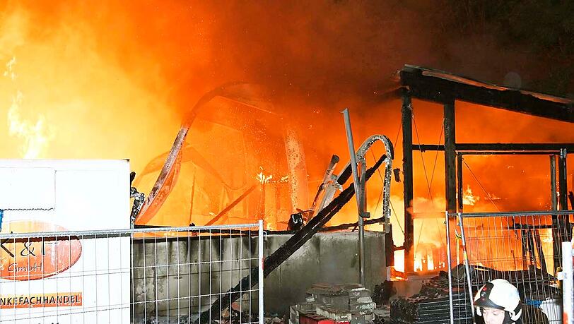 Insgesamt waren über 150 Einsatzkräfte vor Ort. Am Ende stürzte die Holzhalle vollständig ein. Insgesamt waren über 150 Einsatzkräfte vor Ort. Am Ende stürzte die Holzhalle vollständig ein.