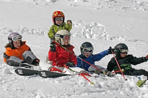 Vor allem Kinder sollten beim Skifahren unbedingt einen Helm tragen.