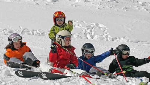 Vor allem Kinder sollten beim Skifahren unbedingt einen Helm tragen. Vor allem Kinder sollten beim Skifahren unbedingt einen Helm tragen.