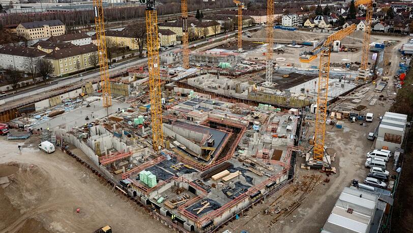 70.000 Wohnungen und 1000 Gewerbeeinheiten gehören zur städtischen Wohnungsbaugesellschaft Münchner Wohnen. An der Truderinger Straße hat der Investor Büschl ein neues Quartier mit über 800 Wohnungen entwickelt. Die Münchner Wohnen hat davon 201
Wohnungen gekauft. 70.000 Wohnungen und 1000 Gewerbeeinheiten gehören zur städtischen Wohnungsbaugesellschaft Münchner Wohnen. An der Truderinger Straße hat der Investor Büschl ein neues Quartier mit über 800 Wohnungen entwickelt. Die Münchner Wohnen hat davon 201
Wohnungen gekauft.